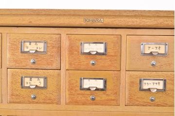 【簡易リペア限定品】レトロ家具　昭和レトロ　KIHARA　ナラ材製　作業台が付いた、ネームプレート付きカードケース(引き出し、チェスト、図書館、図書室)(R-049166)