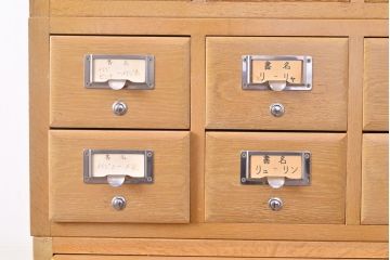 【簡易リペア限定品】レトロ家具　昭和レトロ　KIHARA　ナラ材製　作業台が付いた、ネームプレート付きカードケース(引き出し、チェスト、図書館、図書室)(R-049166)