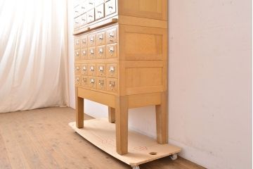 レトロ家具　昭和レトロ　KIHARA　ナラ材製　作業台が付いた、ネームプレート付きカードケース(引き出し、チェスト、図書館、図書室)(R-049166)