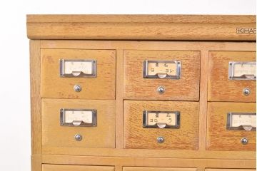 レトロ家具　昭和レトロ　KIHARA　ナラ材製　作業台が付いた、ネームプレート付きカードケース(引き出し、チェスト、図書館、図書室)(R-049166)