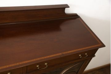イギリスアンティーク　大振りサイズ　高級品!象嵌細工と美しい装飾が優美な印象を与えるマホガニー製のキャビネット(収納棚、飾り棚)(R-049173)