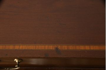 イギリスアンティーク　大振りサイズ　高級品!象嵌細工と美しい装飾が優美な印象を与えるマホガニー製のキャビネット(収納棚、飾り棚)(R-049173)