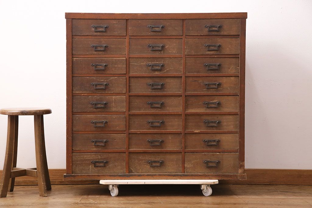 和製アンティーク　ヒノキ材・桐材　引き出し25杯　角手が魅力!小物の整理に活躍するレトロなチェスト(引き出し、サイドボード)(R-049175)