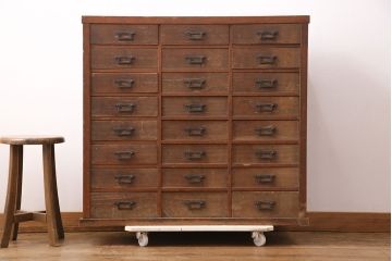 和製アンティーク　ヒノキ材・桐材　引き出し25杯　角手が魅力!小物の整理に活躍するレトロなチェスト(引き出し、サイドボード)(R-049175)