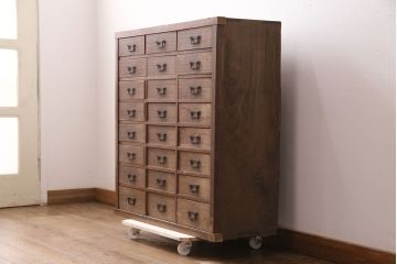 和製アンティーク　ヒノキ材・桐材　引き出し25杯　角手が魅力!小物の整理に活躍するレトロなチェスト(引き出し、サイドボード)(R-049175)