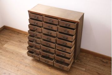 和製アンティーク　ヒノキ材・桐材　引き出し25杯　角手が魅力!小物の整理に活躍するレトロなチェスト(引き出し、サイドボード)(R-049175)
