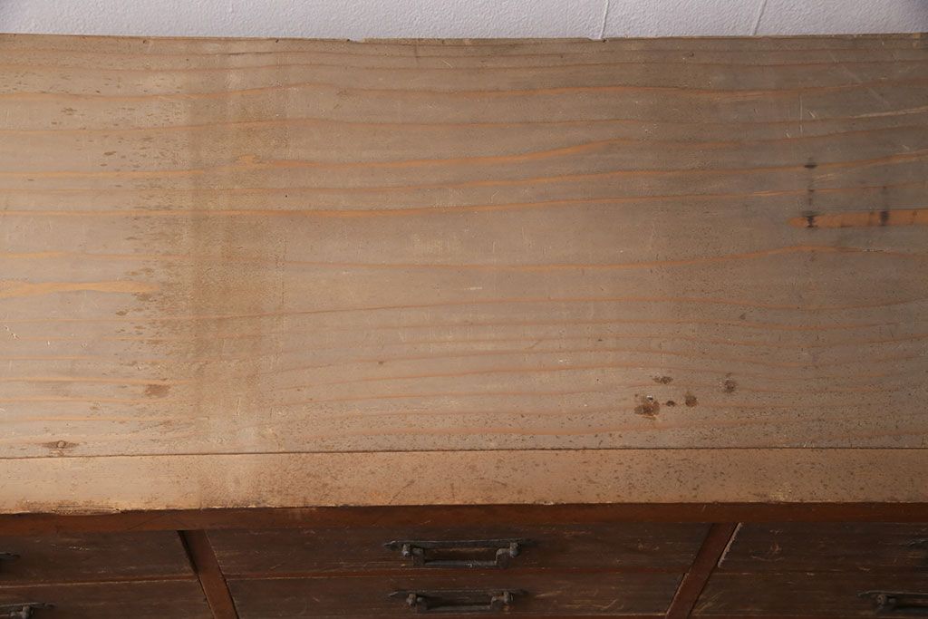 和製アンティーク　ヒノキ材・桐材　引き出し25杯　角手が魅力!小物の整理に活躍するレトロなチェスト(引き出し、サイドボード)(R-049175)