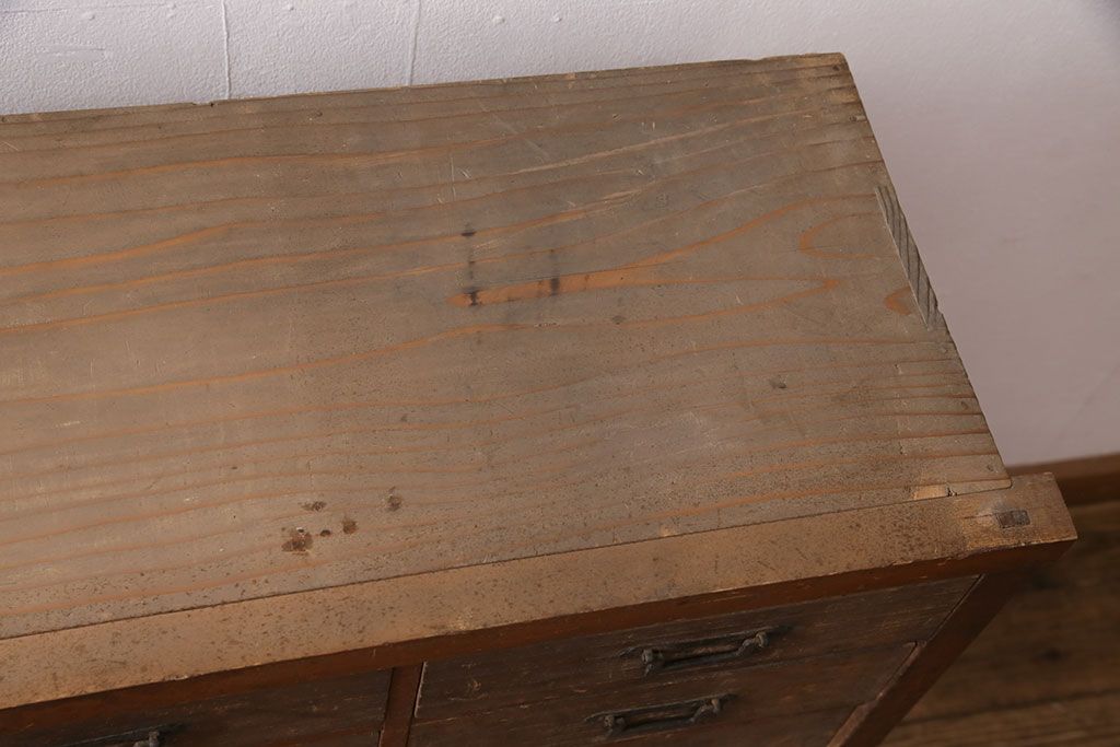 和製アンティーク　ヒノキ材・桐材　引き出し25杯　角手が魅力!小物の整理に活躍するレトロなチェスト(引き出し、サイドボード)(R-049175)