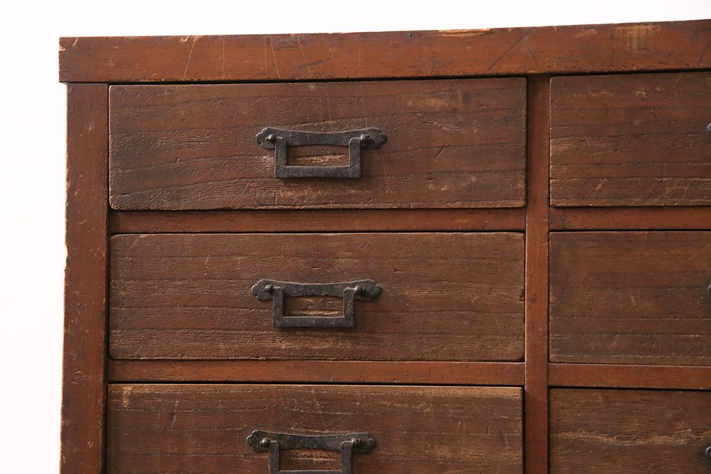 和製アンティーク　ヒノキ材・桐材　引き出し25杯　角手が魅力!小物の整理に活躍するレトロなチェスト(引き出し、サイドボード)(R-049175)