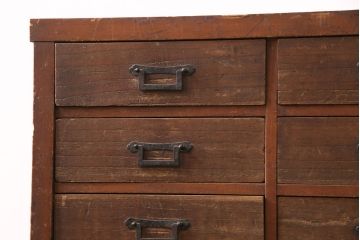 和製アンティーク　ヒノキ材・桐材　引き出し25杯　角手が魅力!小物の整理に活躍するレトロなチェスト(引き出し、サイドボード)(R-049175)