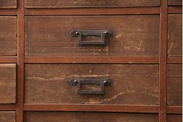 和製アンティーク　ヒノキ材・桐材　引き出し25杯　角手が魅力!小物の整理に活躍するレトロなチェスト(引き出し、サイドボード)(R-049175)