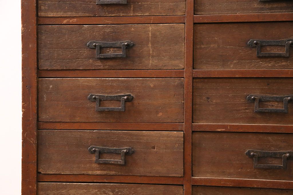 和製アンティーク　ヒノキ材・桐材　引き出し25杯　角手が魅力!小物の整理に活躍するレトロなチェスト(引き出し、サイドボード)(R-049175)