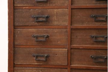 和製アンティーク　ヒノキ材・桐材　引き出し25杯　角手が魅力!小物の整理に活躍するレトロなチェスト(引き出し、サイドボード)(R-049175)