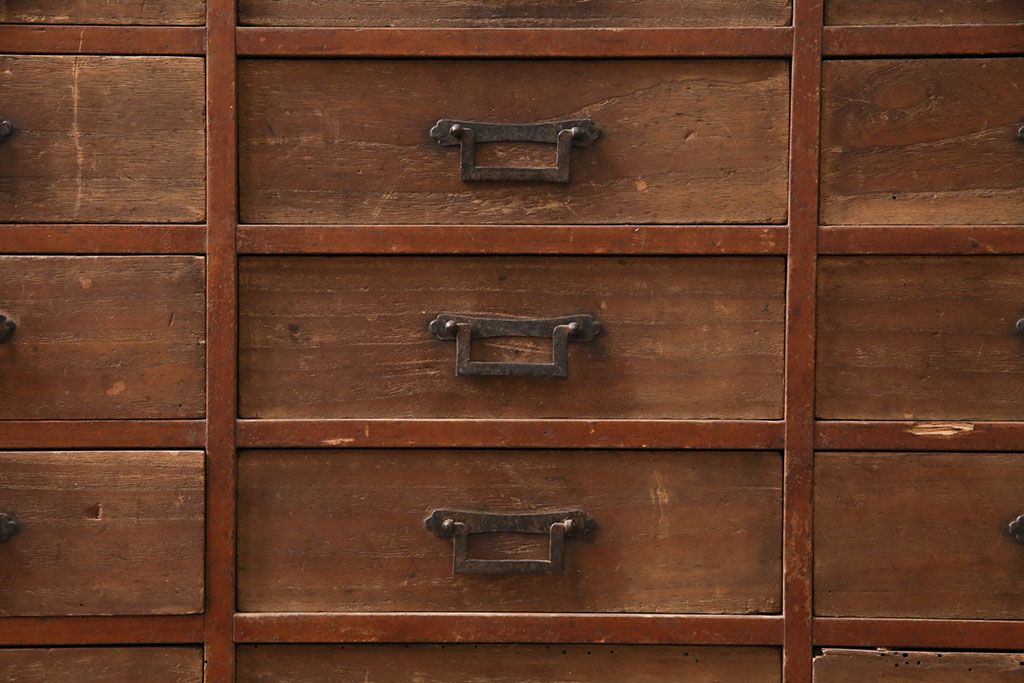 和製アンティーク　ヒノキ材・桐材　引き出し25杯　角手が魅力!小物の整理に活躍するレトロなチェスト(引き出し、サイドボード)(R-049175)