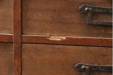 和製アンティーク　ヒノキ材・桐材　引き出し25杯　角手が魅力!小物の整理に活躍するレトロなチェスト(引き出し、サイドボード)(R-049175)