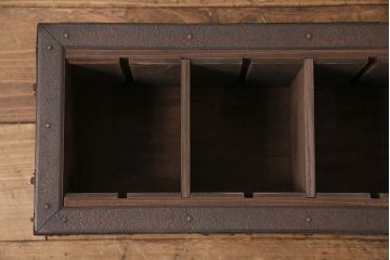 アンティーク雑貨　リメイク　錆びた風合いの金具がかっこ良い松材製の千両箱(収納箱、木箱)(R-049177)