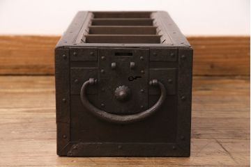 アンティーク雑貨　リメイク　錆びた風合いの金具がかっこ良い松材製の千両箱(収納箱、木箱)(R-049177)