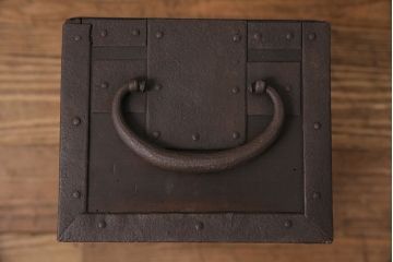 アンティーク雑貨　リメイク　錆びた風合いの金具がかっこ良い松材製の千両箱(収納箱、木箱)(R-049177)