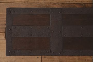 アンティーク雑貨　リメイク　錆びた風合いの金具がかっこ良い松材製の千両箱(収納箱、木箱)(R-049177)