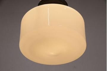アンティーク照明　乳白色のシェードが柔らかな光を放つ天井照明(シーリングライト)(R-049178)