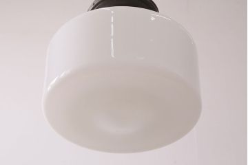 アンティーク照明　乳白色のシェードが柔らかな光を放つ天井照明(シーリングライト)(R-049178)