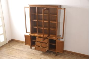 中古　DREXEL HERITAGE(ドレクセルヘリテイジ)　Triune(トライユン)　チャイナ　クラシカルな佇まいが魅力の食器棚(キャビネット、収納棚、飾り棚)(定価約85万円)(R-049182)