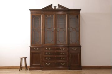 中古　アメリカ輸入家具　マホガニー　堅牢でクラシカルな佇まいが魅力的な高級品のキャビネット(食器棚、飾り棚、収納棚)(定価約250万円)(R-049184)