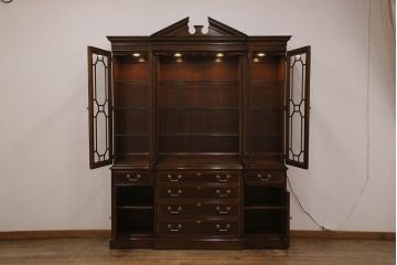 中古　アメリカ輸入家具　マホガニー　堅牢でクラシカルな佇まいが魅力的な高級品のキャビネット(食器棚、飾り棚、収納棚)(定価約250万円)(R-049184)