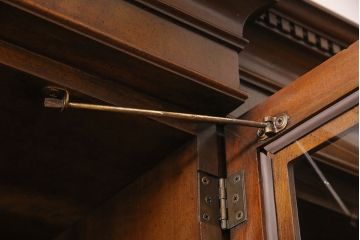 中古　アメリカ輸入家具　マホガニー　堅牢でクラシカルな佇まいが魅力的な高級品のキャビネット(食器棚、飾り棚、収納棚)(定価約250万円)(R-049184)