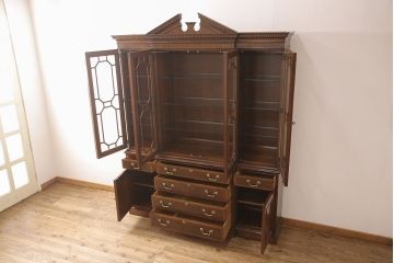 中古　アメリカ輸入家具　マホガニー　堅牢でクラシカルな佇まいが魅力的な高級品のキャビネット(食器棚、飾り棚、収納棚)(定価約250万円)(R-049184)