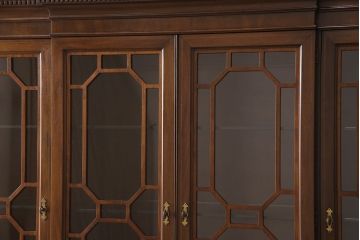 中古　アメリカ輸入家具　マホガニー　堅牢でクラシカルな佇まいが魅力的な高級品のキャビネット(食器棚、飾り棚、収納棚)(定価約250万円)(R-049184)