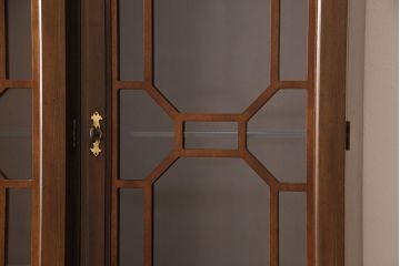 中古　アメリカ輸入家具　マホガニー　堅牢でクラシカルな佇まいが魅力的な高級品のキャビネット(食器棚、飾り棚、収納棚)(定価約250万円)(R-049184)