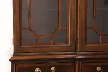 中古　アメリカ輸入家具　マホガニー　堅牢でクラシカルな佇まいが魅力的な高級品のキャビネット(食器棚、飾り棚、収納棚)(定価約250万円)(R-049184)
