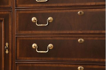 中古　アメリカ輸入家具　マホガニー　堅牢でクラシカルな佇まいが魅力的な高級品のキャビネット(食器棚、飾り棚、収納棚)(定価約250万円)(R-049184)