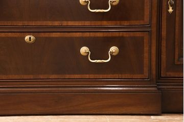 中古　アメリカ輸入家具　マホガニー　堅牢でクラシカルな佇まいが魅力的な高級品のキャビネット(食器棚、飾り棚、収納棚)(定価約250万円)(R-049184)