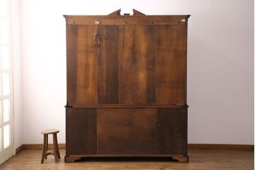 中古　アメリカ輸入家具　マホガニー　堅牢でクラシカルな佇まいが魅力的な高級品のキャビネット(食器棚、飾り棚、収納棚)(定価約250万円)(R-049184)