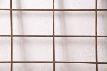 アンティーク建具　長い歳月を経た風合いが趣溢れる無双付き引き戸(無双窓、板戸、建具)(R-049197)