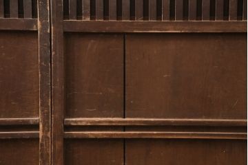 アンティーク建具　長い歳月を経た風合いが趣溢れる無双付き引き戸(無双窓、板戸、建具)(R-049197)