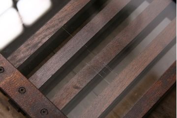 中古　九州民芸家具　縦桟が上品な印象を与えるガラス戸棚(収納棚、キャビネット)(R-049198)