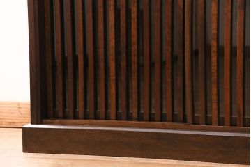 中古　九州民芸家具　縦桟が上品な印象を与えるガラス戸棚(収納棚、キャビネット)(R-049198)