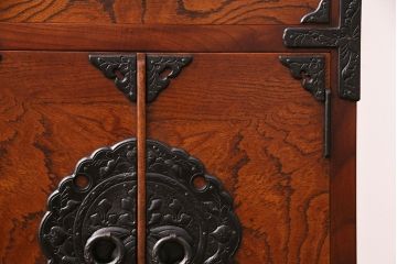 中古　民芸家具　岩谷堂箪笥　お部屋のちょっとしたスペースに置ける、スリムな収納棚(戸棚、多目棚)(R-049202)