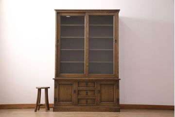中古　美品　神戸洋家具　伊藤家具製　ディスプレイ棚におすすめ!落ち着いた雰囲気が魅力のキャビネット(食器棚、飾り棚、収納棚、本箱)(定価約80万円)(R-049203)