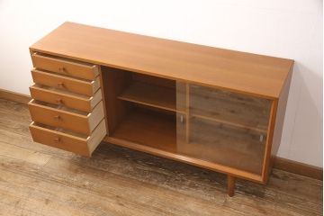 ヴィンテージ家具　国産　チーク材　カリモク　北欧風のデザインがおしゃれなリビングボード(引き出し、サイドボード、ビンテージ)(R-049204)