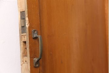 アンティーク建具　ヒノキ材　きらきら輝くダイヤガラスがレトロな雰囲気を醸し出す木製ドア(ガラス扉、建具)(R-049207)