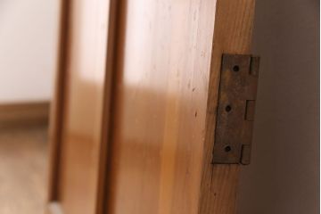 アンティーク建具　ヒノキ材　きらきら輝くダイヤガラスがレトロな雰囲気を醸し出す木製ドア(ガラス扉、建具)(R-049207)