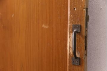 アンティーク建具　ヒノキ材　きらきら輝くダイヤガラスがレトロな雰囲気を醸し出す木製ドア(ガラス扉、建具)(R-049207)