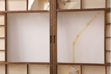 アンティーク建具　小さな障子戸付き　季節の移ろいを感じることができる雪見障子戸2枚セット(引き戸、擦り上げ障子戸、擦上障子戸、建具)(R-049213)