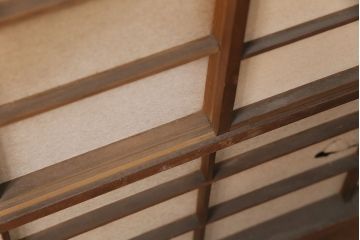 アンティーク建具　小さな障子戸付き　季節の移ろいを感じることができる雪見障子戸2枚セット(引き戸、擦り上げ障子戸、擦上障子戸、建具)(R-049213)