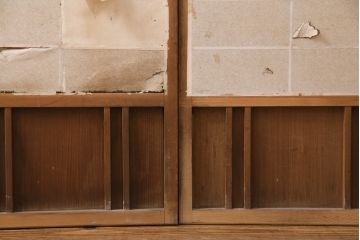 アンティーク建具　小さな障子戸付き　季節の移ろいを感じることができる雪見障子戸2枚セット(引き戸、擦り上げ障子戸、擦上障子戸、建具)(R-049213)