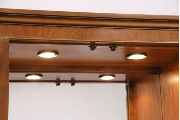 中古　DREXEL HERITAGE(ドレクセルヘリテイジ)　洗練されたデザインが魅力的なダウンライト付きキャビネット(飾り棚、食器棚、収納棚)(R-049218)